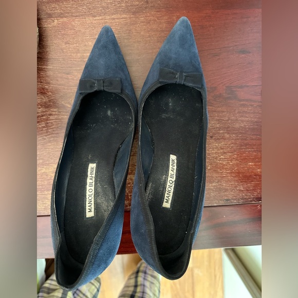 Manolo Blahnik Women's Navy Suede Pointed Toe pumps - size 37 - Picture 1 of 2